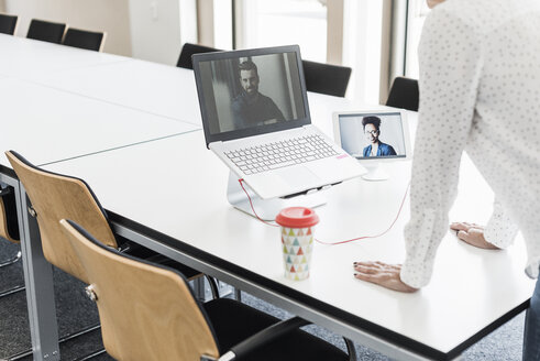 Geschäftsfrau mit einer Videokonferenz im Büro - UUF10279