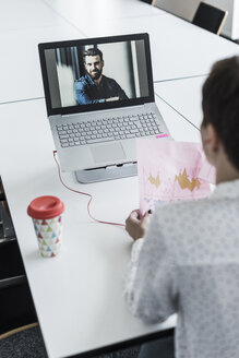 Geschäftsfrau mit einer Videokonferenz im Büro - UUF10280