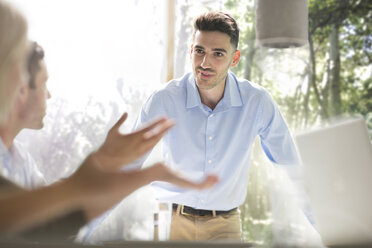 Geschäftsleute beim Brainstorming in einer Teamsitzung im Büro - ZEF13284