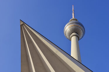 Deutschland, Berlin, Alexanderplatz, Fernsehturm von unten gesehen - RUEF01768