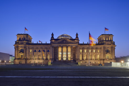 Deutschland, Berlin, Reichstagsgebäude in der Abenddämmerung beleuchtet - RUEF01769