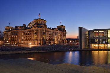 Deutschland, Berlin, Reichstag und Paul-Loebe-Regierungsgebäude an der Spree am Abend - RUEF01774