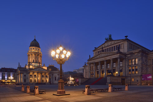 Deutschland, Berlin, beleuchteter Deutscher Dom und Konzerthaus am Gendarmenmarkt - RUEF01778