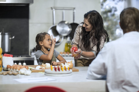 Familie beim gemeinsamen Kochen in der Küche, lizenzfreies Stockfoto