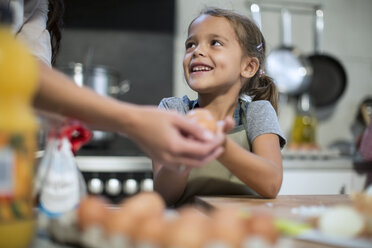 Familie beim gemeinsamen Kochen in der Küche - ZEF13302