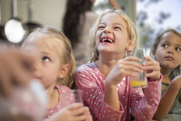 Mädchen trinken Fruchtsaft in der Küche - ZEF13304