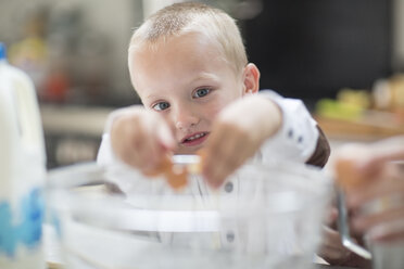 Junge hilft beim Kochen in der Küche - ZEF13307