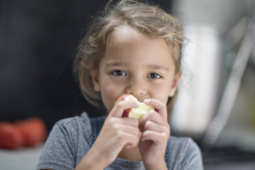 Kleines Mädchen isst einen Apfel - ZEF13310