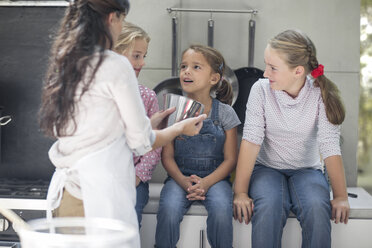 Familie beim gemeinsamen Kochen in der Küche - ZEF13312