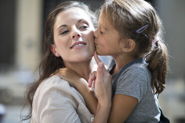 Mutter und Tochter küssen und umarmen sich - ZEF13318