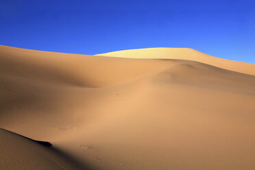 Mongolia, Gobi Gurvansaikhan National Park, Khongoryn Els, light and shade on sand dunes in Gobi Desert - DSGF01659