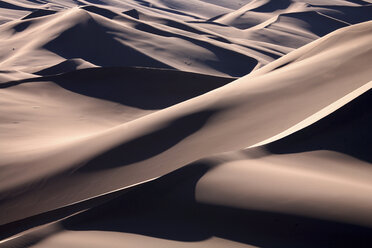 Mongolia, Gobi Gurvansaikhan National Park, Khongoryn Els, light and shade on sand dunes in Gobi Desert - DSGF01662