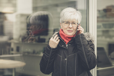 Porträt einer älteren Frau am Telefon - FRF00501