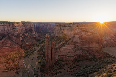 USA, Arizona, Navajo Nation, Chinle, Canyon de Chelly National Monument, Spider Rock Nadel bei Sonnenaufgang - FOF09142