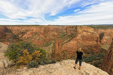 USA, Arizona, Navajo Nation, Chinle, Canyon de Chelly National Monument, tourist at Spider Rock needle - FOF09143