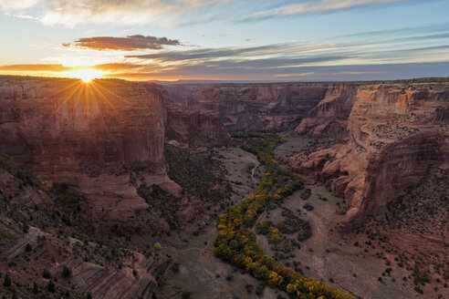 USA, Arizona, Navajo Nation, Chinle, Canyon de Chelly National Monument, Sonnenuntergang - FOF09145