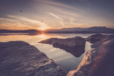 Italien, Lago Viverone bei Sonnenuntergang - SIPF01495
