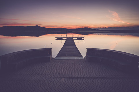 Italien, Lago Viverone nach Sonnenuntergang, lizenzfreies Stockfoto