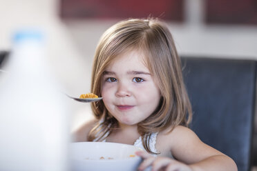Porträt eines Kleinkindes, das Frühstücksflocken isst - ZEF13428