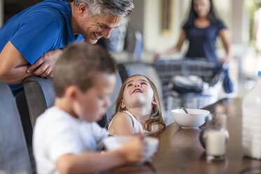 Glückliche Familie beim Frühstück am Tisch - ZEF13430