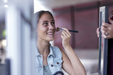 Mädchen trägt Make-up auf, während die Mutter den Spiegel hält - ZEF13484