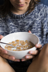 Junge Frau hält Schüssel mit Müsli - KKAF00630