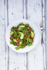 Salat aus indischem Kopfsalat mit Avocado und Tomaten - LVF05973