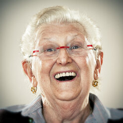 Porträt einer älteren Dame, die laut lacht - ZOCF00169