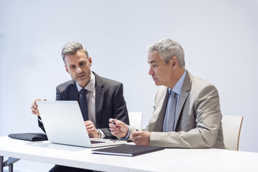 Zwei Geschäftsleute arbeiten im Büro zusammen - DIGF01531