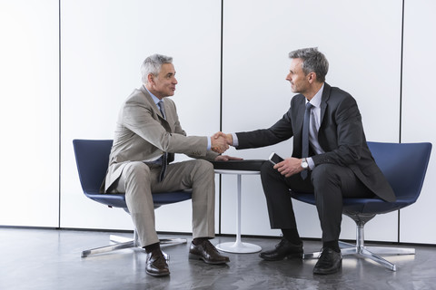 Geschäftspartner, die sich treffen und die Hände schütteln, lizenzfreies Stockfoto