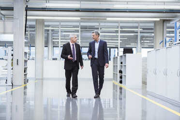 Zwei Manager bei einer Besprechung in der Werkstatt einer Fabrik - DIGF01639