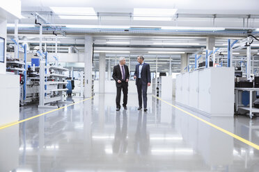 Two mangagers having a meeting at the shop floor of a factory - DIGF01640