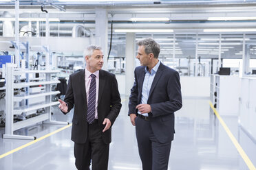 Two mangagers having a meeting at the shop floor of a factory - DIGF01641