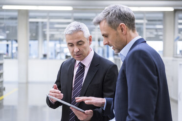 Two mangagers having a meeting at the shop floor of a factory - DIGF01645