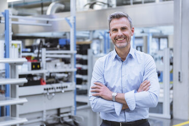 Porträt eines Managers in der Werkstatt einer Fabrik - DIGF01666