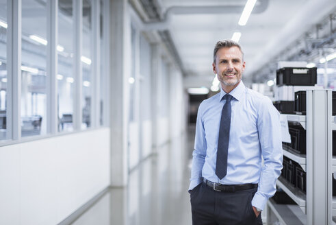 Porträt eines Managers in der Werkstatt einer Fabrik - DIGF01675