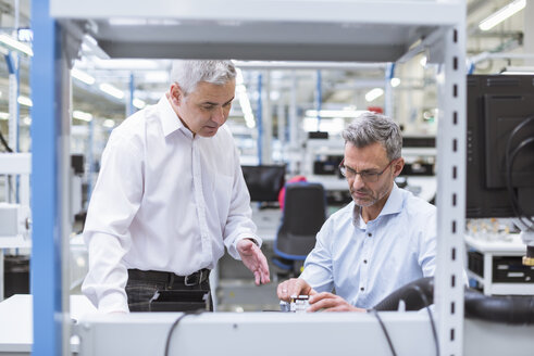 Zwei Manager diskutieren über ein Produkt im Unternehmen - DIGF01679