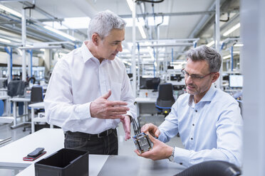 Zwei Manager diskutieren über ein Produkt im Unternehmen - DIGF01682