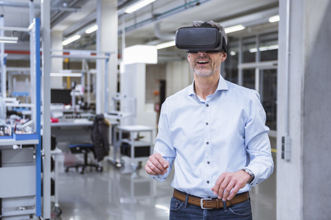 Mnager, die in Gesellschaft stehen und eine VR-Brille benutzen, lizenzfreies Stockfoto