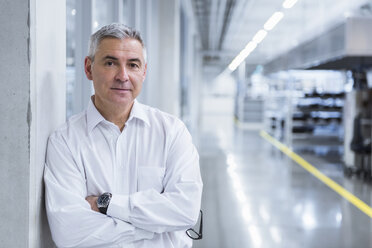 Porträt eines Managers in der Werkstatt einer Fabrik - DIGF01713