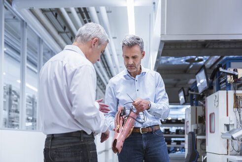 Zwei Manager diskutieren über den Bau einer Beinprothese - DIGF01717