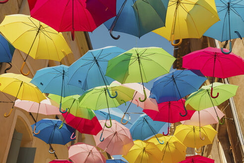 France, Languedoc, Beziers, colorful umbrellas - NMSF00034