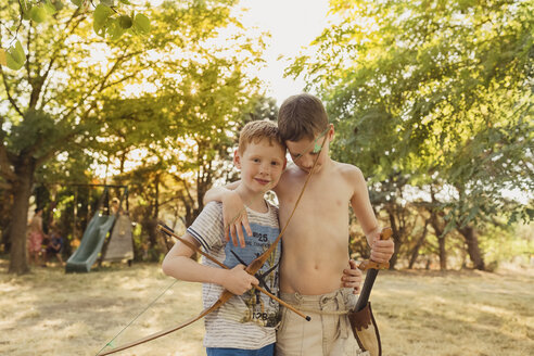 Jungen spielen mit Pfeil und Bogen - NMSF00038