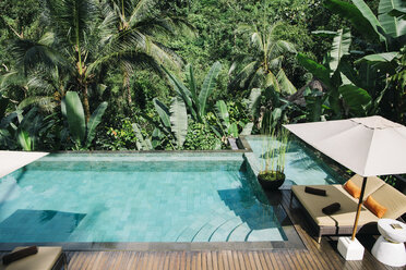 Indonesien, Bali, tropischer Swimmingpool - JUBF00215