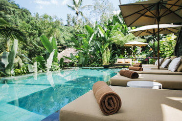 Indonesien, Bali, tropischer Swimmingpool - JUBF00216