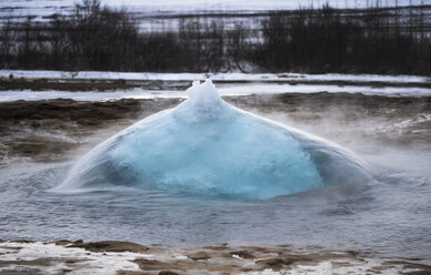 Island, Strokkur-Geiser kurz vor dem Ausbruch - RAEF01773