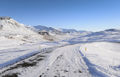 Island, Winterlandschaft mit Straße - RAEF01774