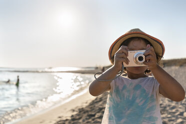 Spanien, Menorca, kleines Mädchen beim Fotografieren am Strand - MGOF03156