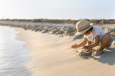 Spanien, Menorca, kleines Mädchen spielt am Strand - MGOF03159