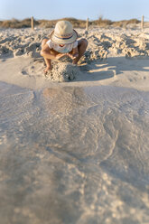 Spanien, Menorca, kleines Mädchen spielt am Strand - MGOF03160